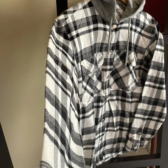 Gorgeous H&M plaid shirt with hoodie - Picture 7 of 8